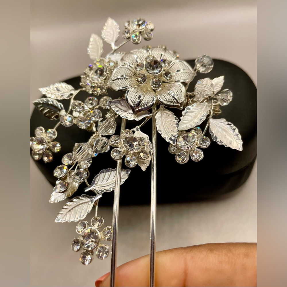 Silver hair comb w/ rhinestones, crystals, flowers, and leaves. Wedding. Formal